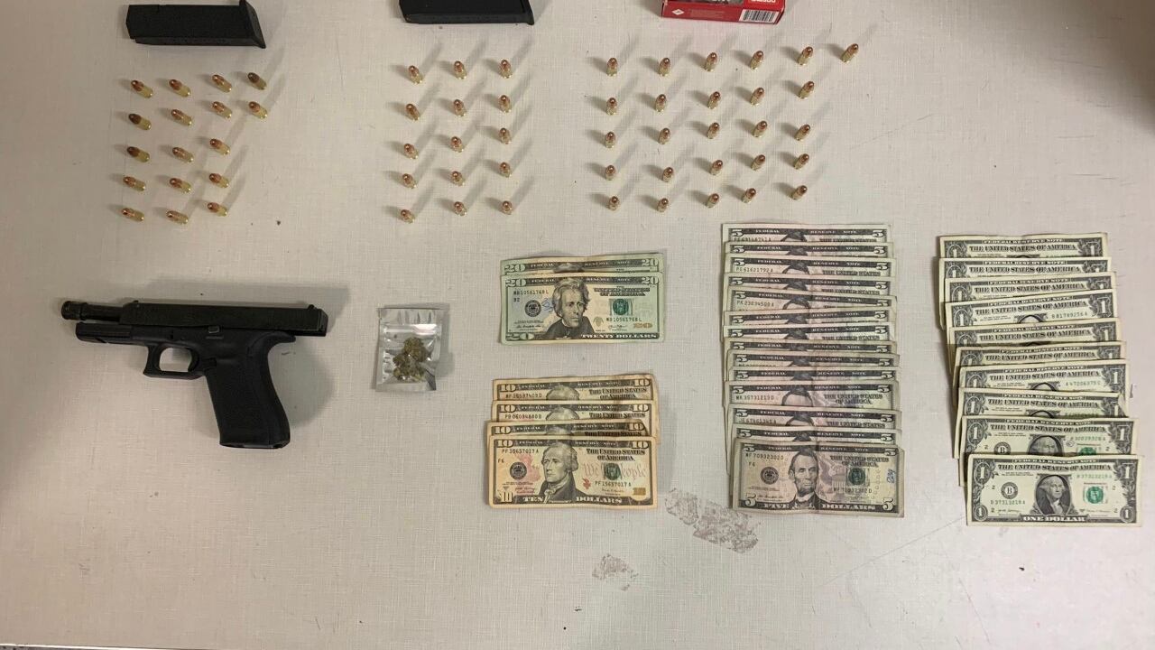 Ocupan arma de fuego y dinero en efectivo en Yauco