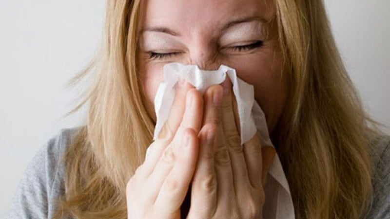 La nariz tapada puede generarse por la rinitis.