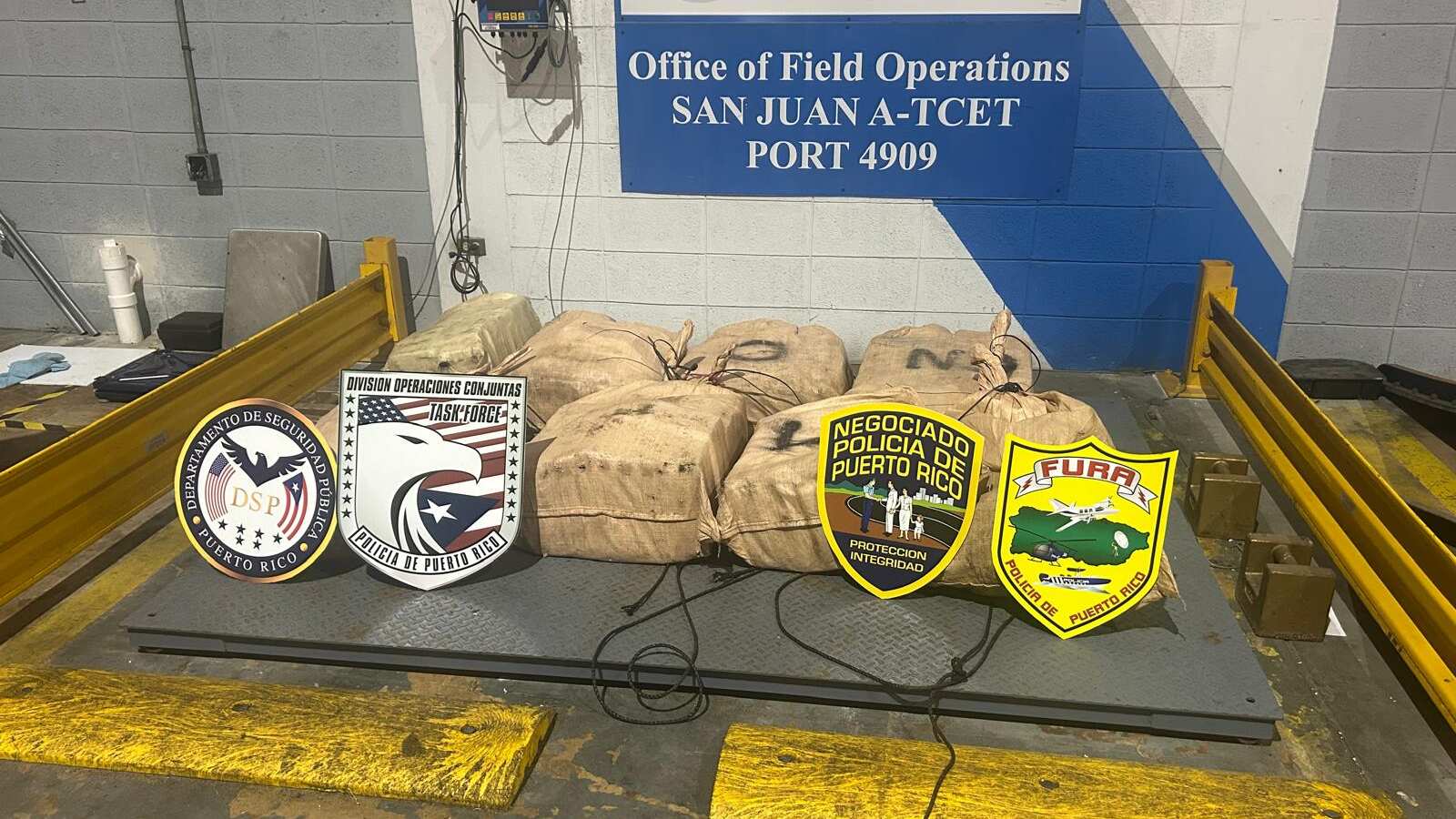 Ocupan fardos de cocaína en una embarcación en Toa Baja.