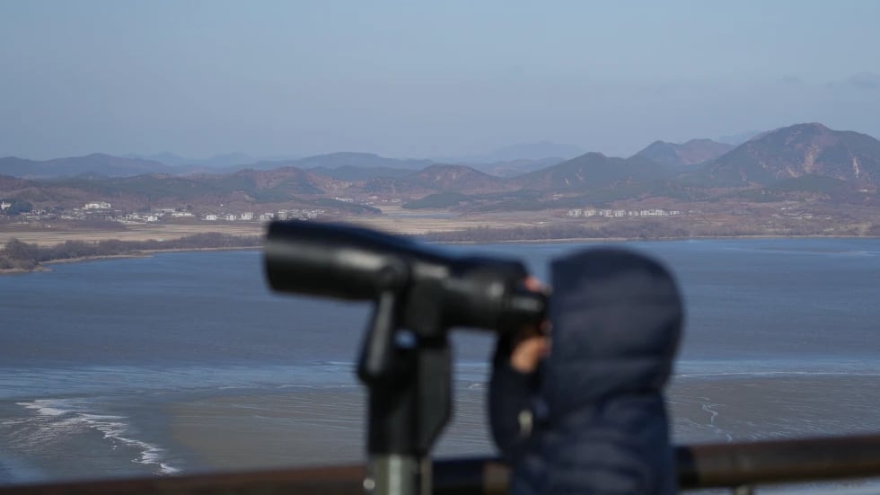 Un visitante observa el lado norcoreano desde el observatorio de la unificación en Paju, Corea del Sur, el 25 de diciembre de 2025.