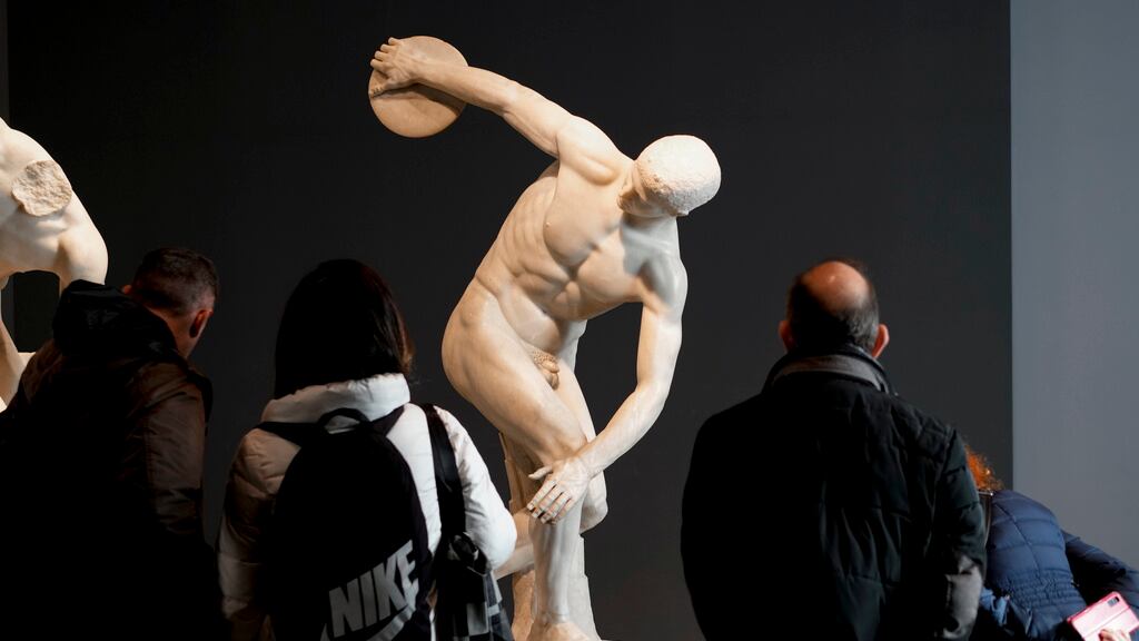Visitantes admiran el Discobolus Palombara, una copia romana del siglo II de un original de bronce griego perdido hace mucho tiempo, en el Museo Nacional Romano, en Roma, Italia, 3 de diciembre de 2023. (Foto AP/Andrew Medichini)