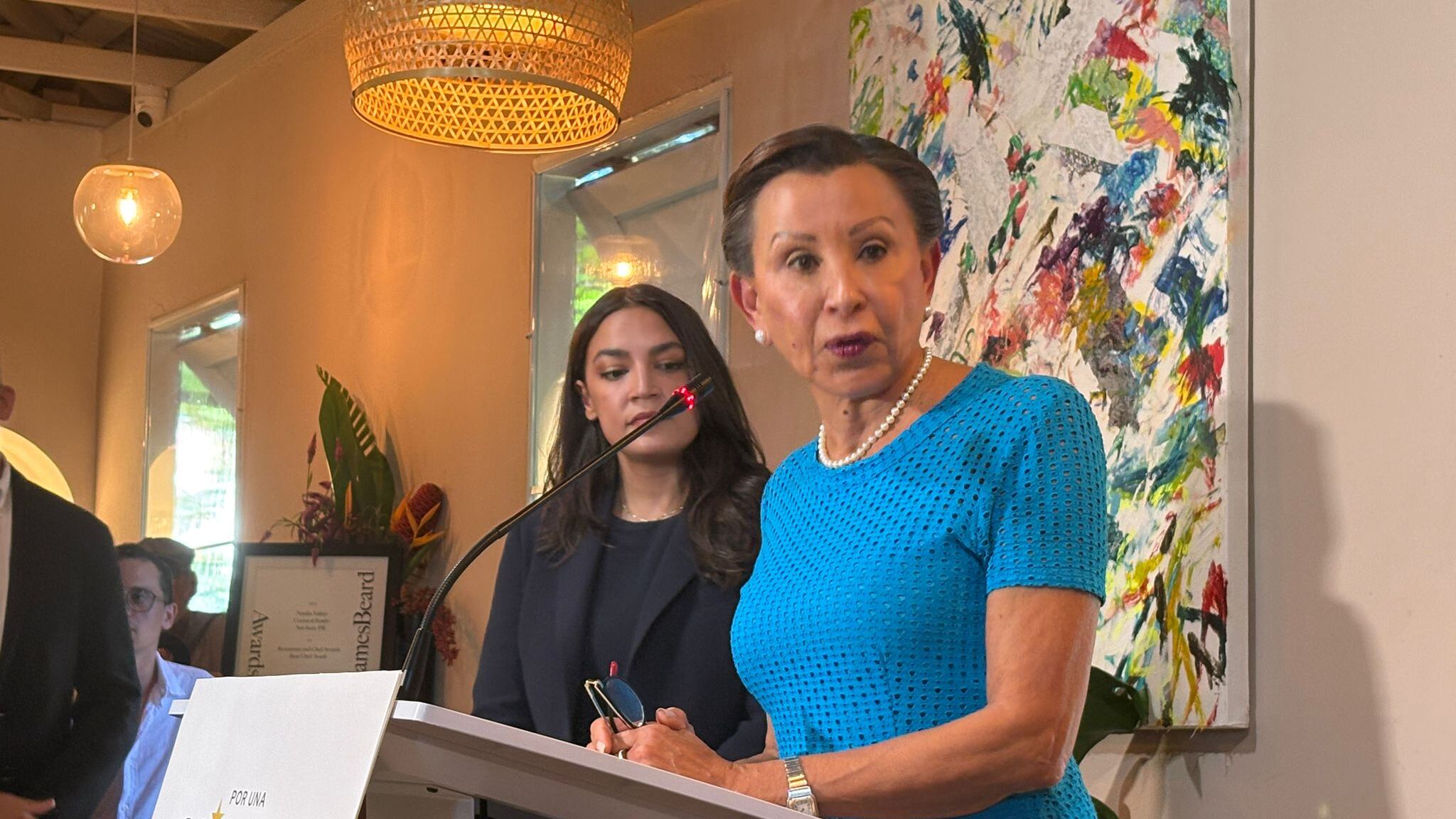Nydia Velázquez y Alexandria Ocasio COrtez