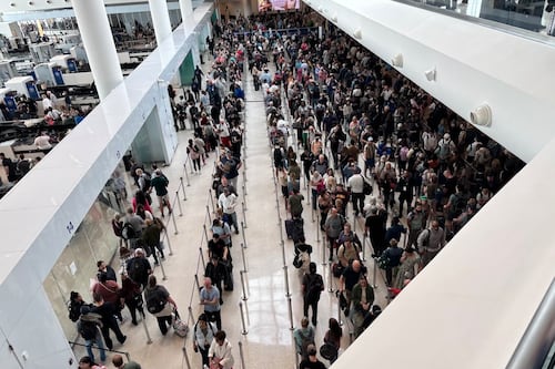 Así se encuentran las filas en el punto de inspección de seguridad del aeropuerto Luis Muñoz Marín este domingo