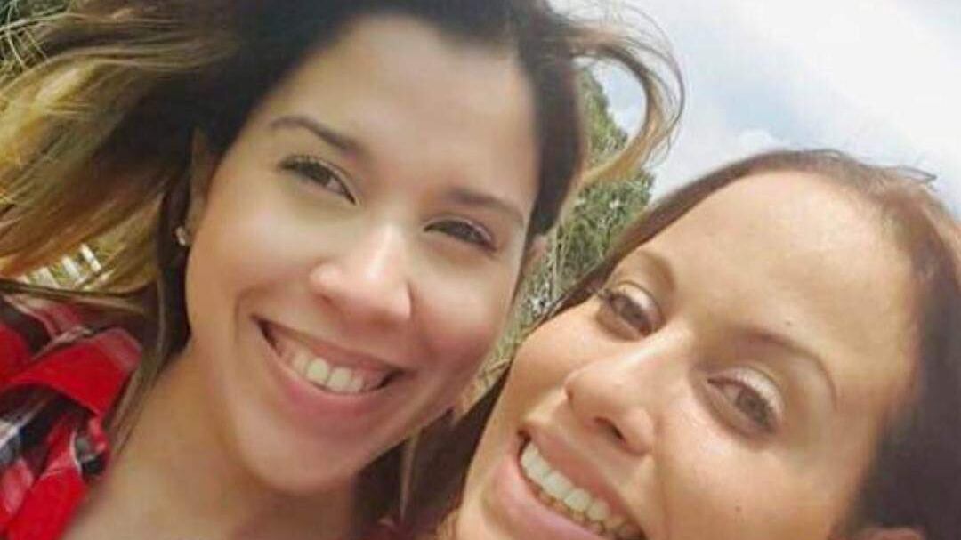 Arellys Mercado Ríos junto a su hermana Carla Espada Ríos