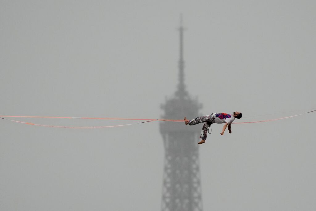 Un equilibrista actúa en París durante la Ceremonia de Apertura de los Juegos Olímpicos.