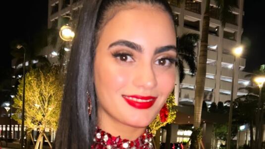 La modelo cubana Laura Pérez, de 26 años y finalista del certamen Miss Universe Latina 2025, sufrió una aparatosa caída