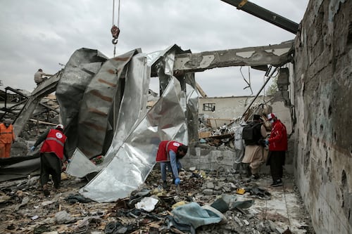Kabul prepara funeral colectivo para víctimas de bombardeo en un hospital