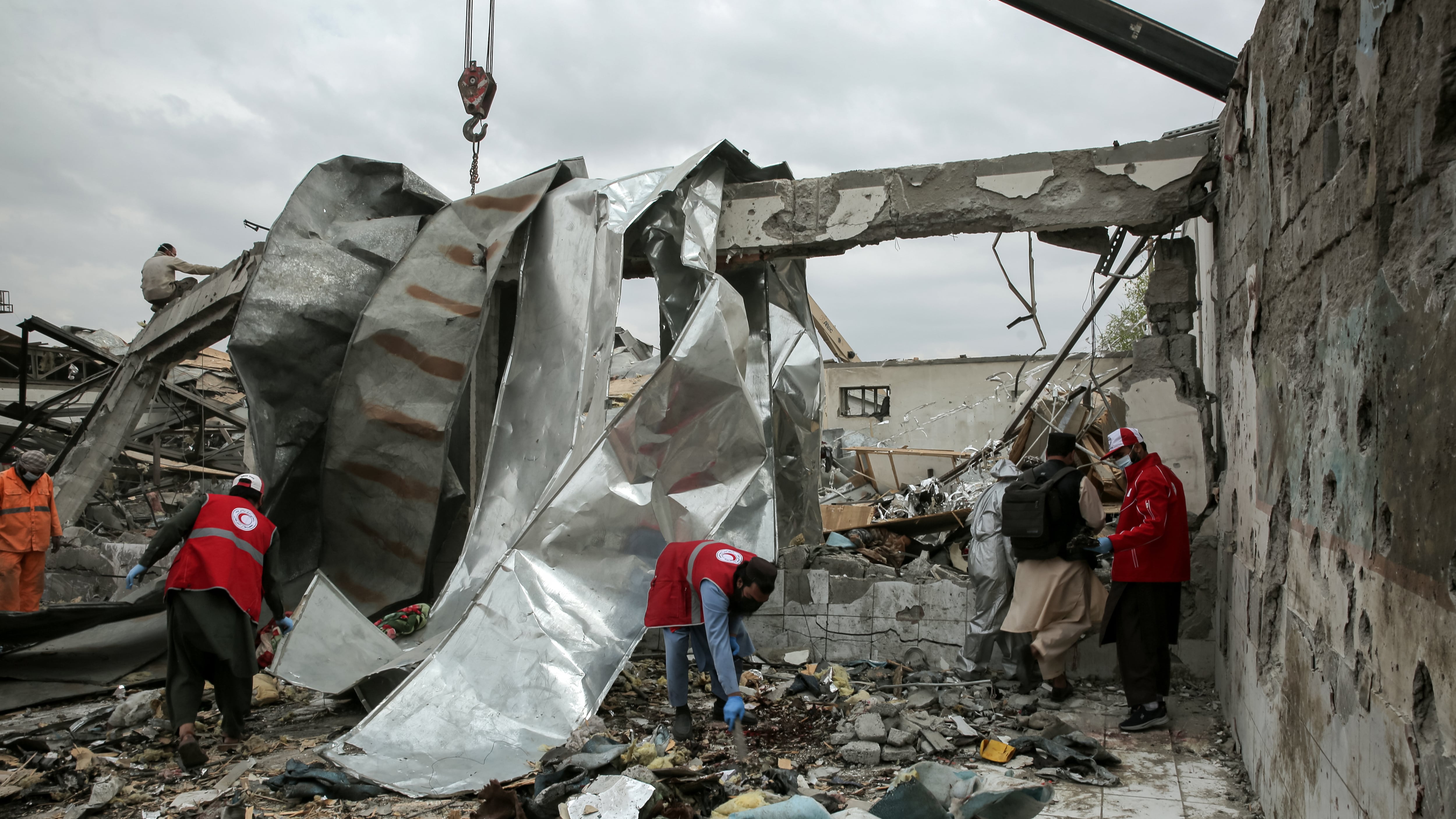 Servicios de salvamento entre los escombros del centro sanitario de Kabul atacado por Pakistán. EFE/EPA/SAMIULLAH POPAL
