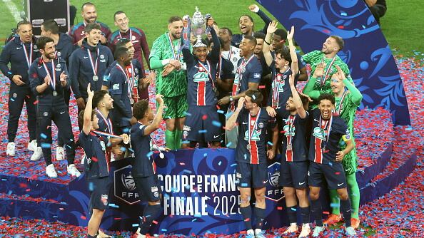 Los jugadores del PSG posan con el trofeo después de ganar la final de la Copa de Francia en el partido de fútbol entre Paris Saint-Germain (PSG) y Stade de Reims en el Stade de France en Saint-Denis, al norte de París, el 24 de mayo de 2025. (Foto de Franck FIFE / AFP) (Foto de FRANCK FIFE/AFP vía Getty Images).