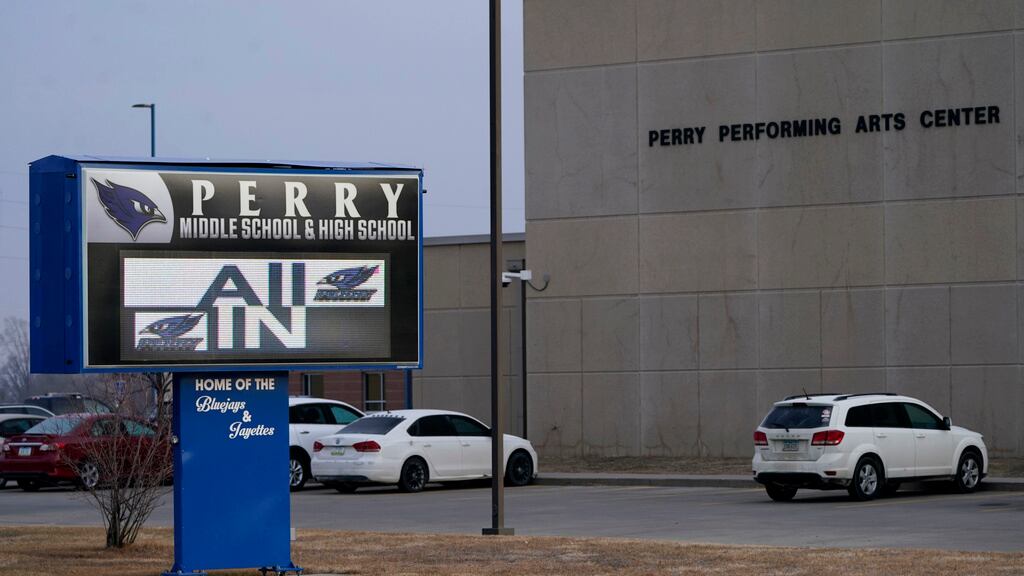 ARCHIVO - Vehículos en un estacionamiento afuera de la escuela secundaria Perry tras un tiroteo en el colegio, el 5 de enero de 2024, en Perry, Iowa. (AP Foto/Charlie Neibergall, Archivo)