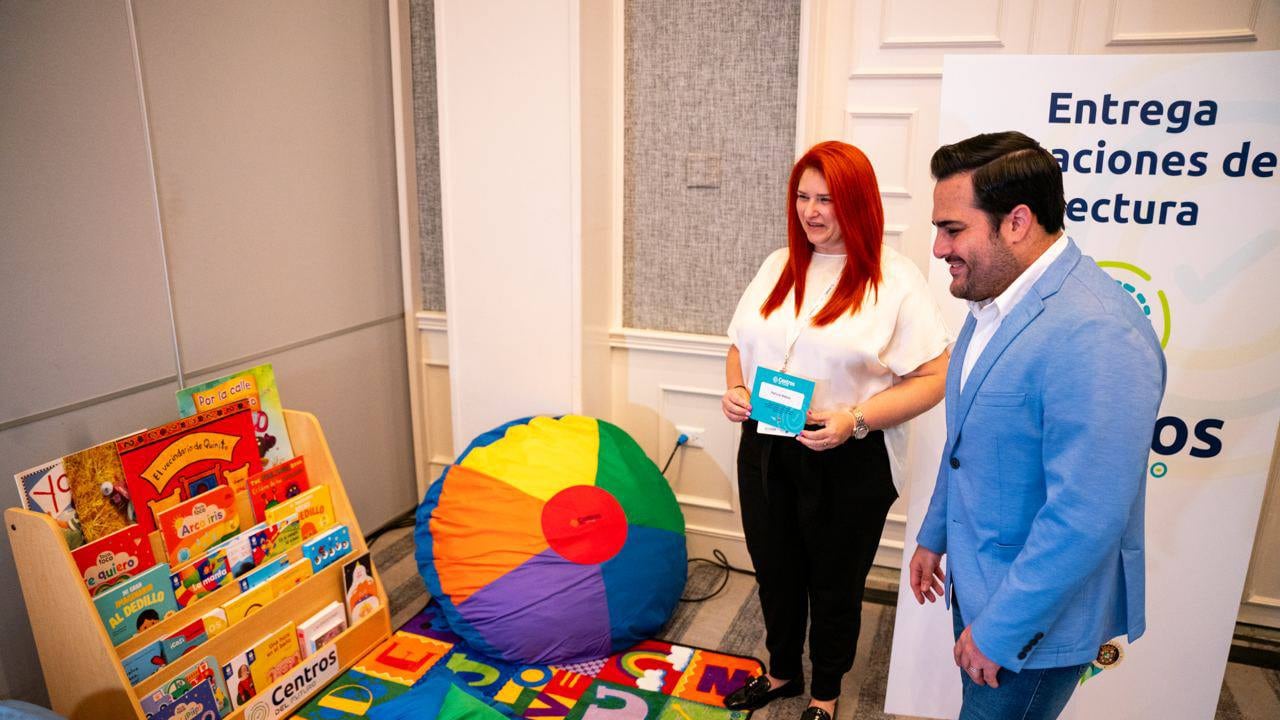 ACUDEN entrega estaciones de lectura a centros de cuido.