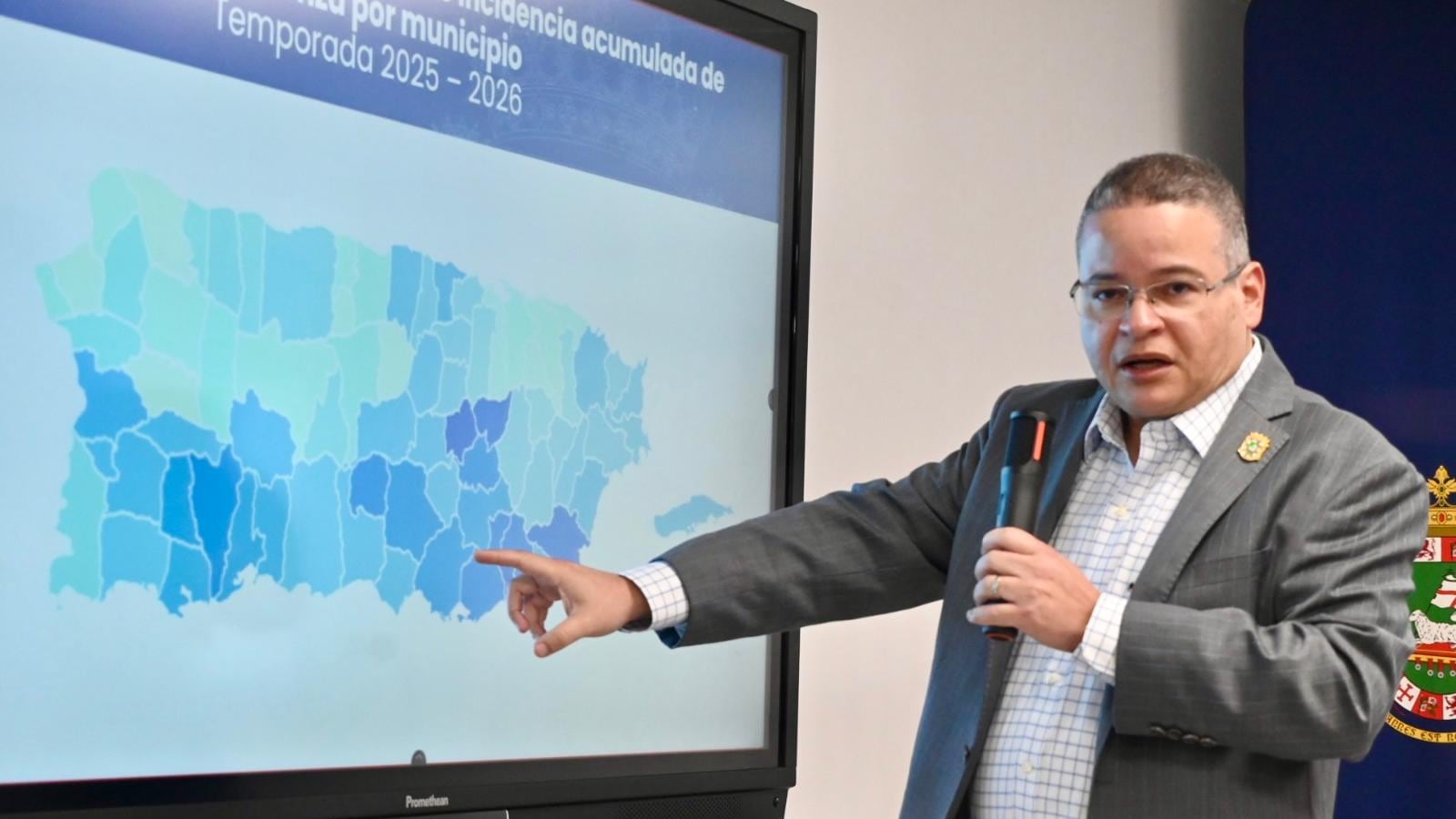 Víctor Ramos, secretario de Salud, apunta a una pantalla con el mapa de Puerto Rico