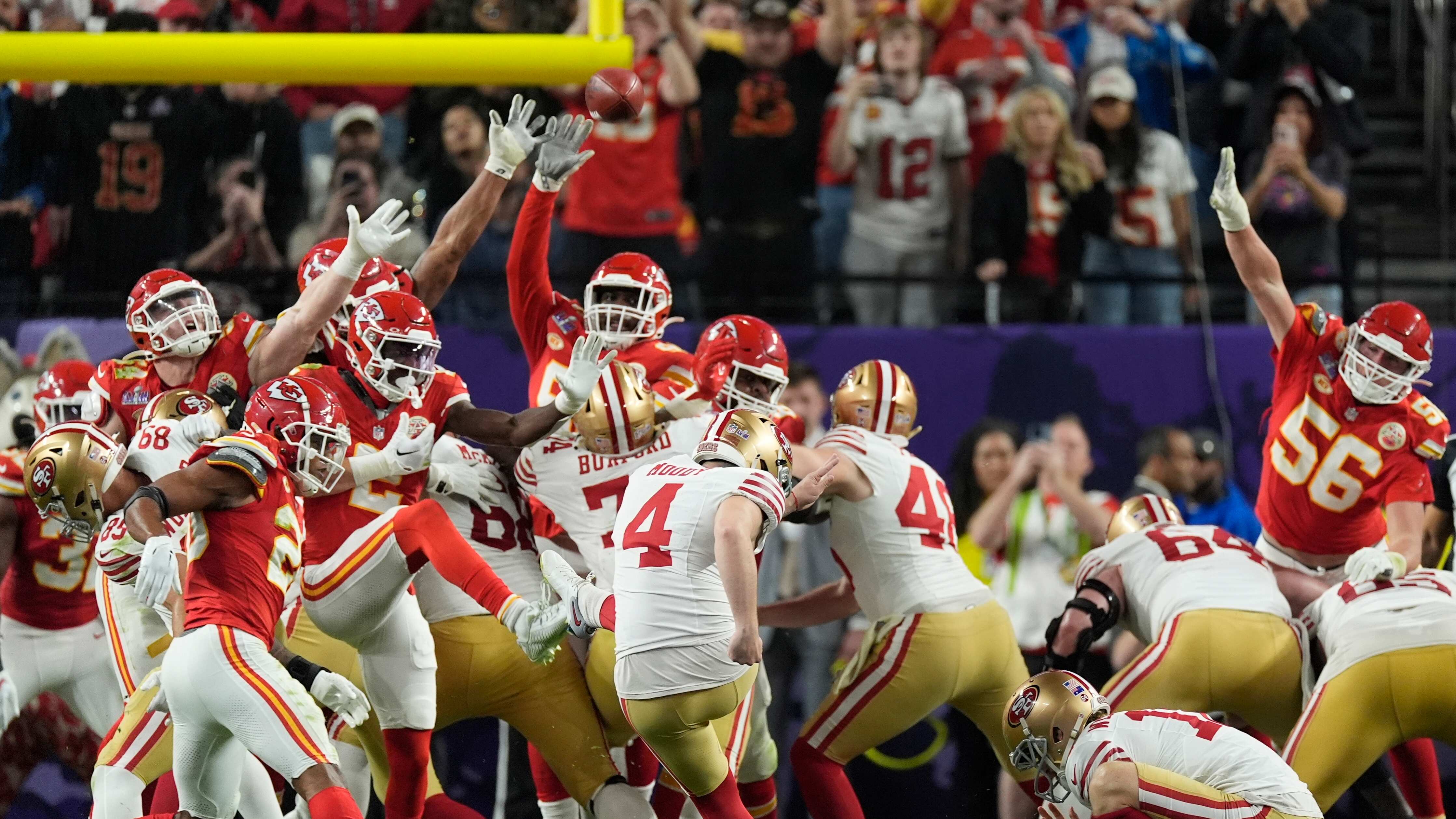 Patrick Mahomes, Travis Kelce y los Chiefs de Kansas City vuelven a reinar en el Super Bowl.
Mahomes lanzó un pase de tres yardas a Mecole Hardman con tres segundos por jugar en el tiempo extra, y los Chiefs vinieron de atrás para doblegar el domingo 25-22 a los 49ers de San Francisco en el segundo duelo que se fue a la prórroga en la historia del Super Bowl, convirtiéndose en el primer equipo que revalida el título en 19 años y el noveno en total.
Con la estrella pop Taylor Swift mirando a su novio Kelce desde un palco privado, los Chiefs conquistaron su tercer cetro del Super Bowl en cinco años, consolidándose como una dinastía en la NFL.