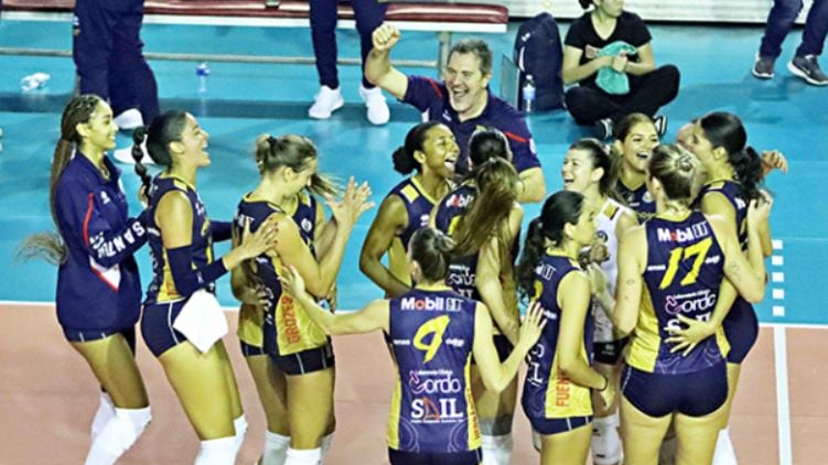 Las Cangrejeras derrotaron a las Valencianas en cuatro parciales.