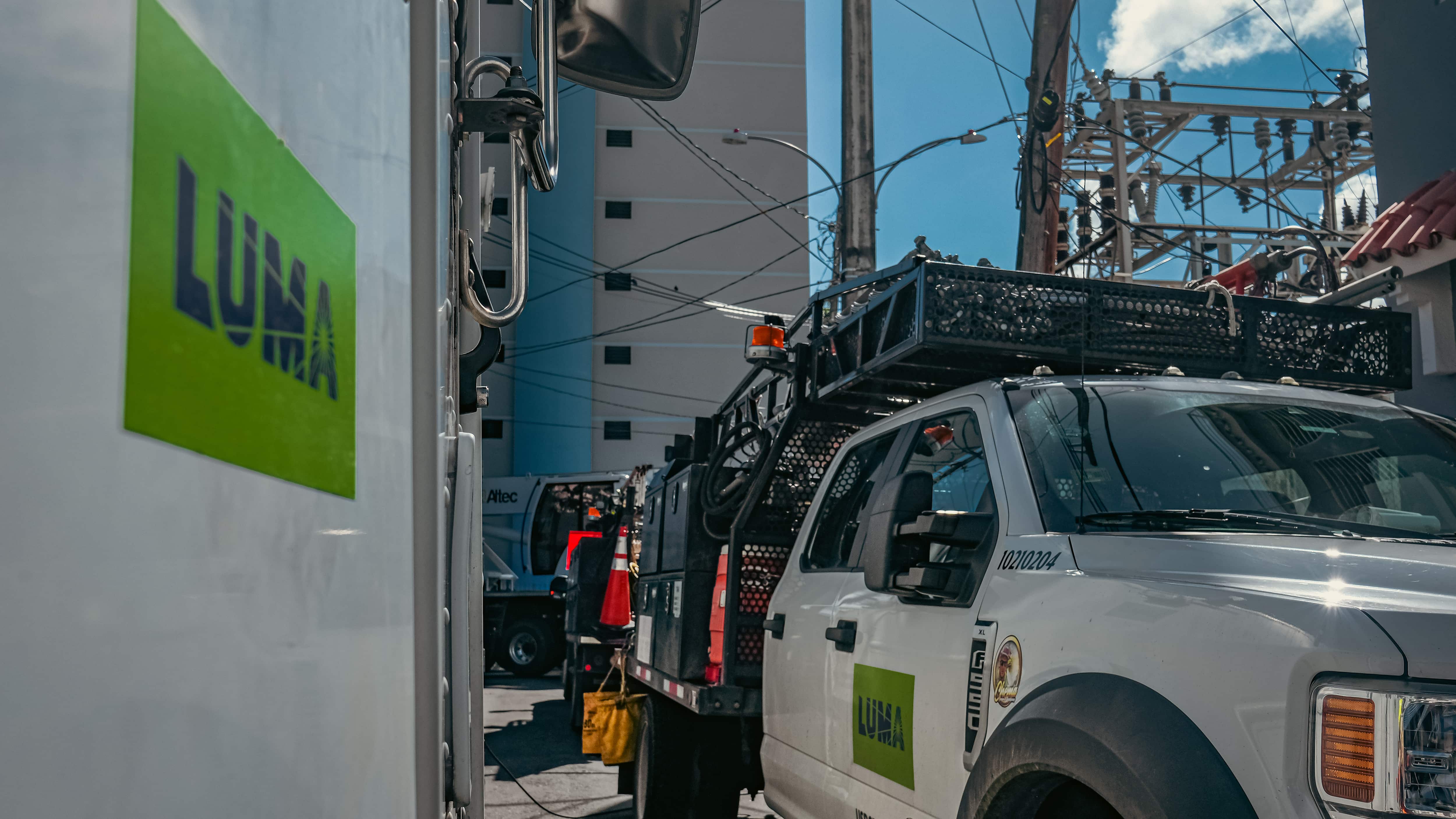 Trabajadores de LUMA Energy en trabajos de mantenimiento.