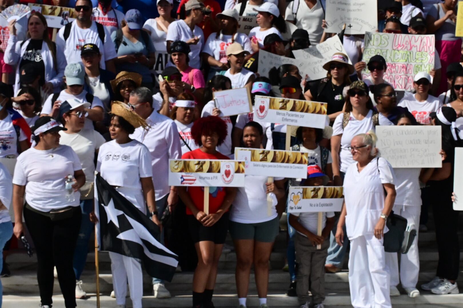 Enfermeras y enfermeros protestan por mejores condiciones laborales y mejores sueldos. Capitolio. San Juan. Metro PR 12 de junio de 2025