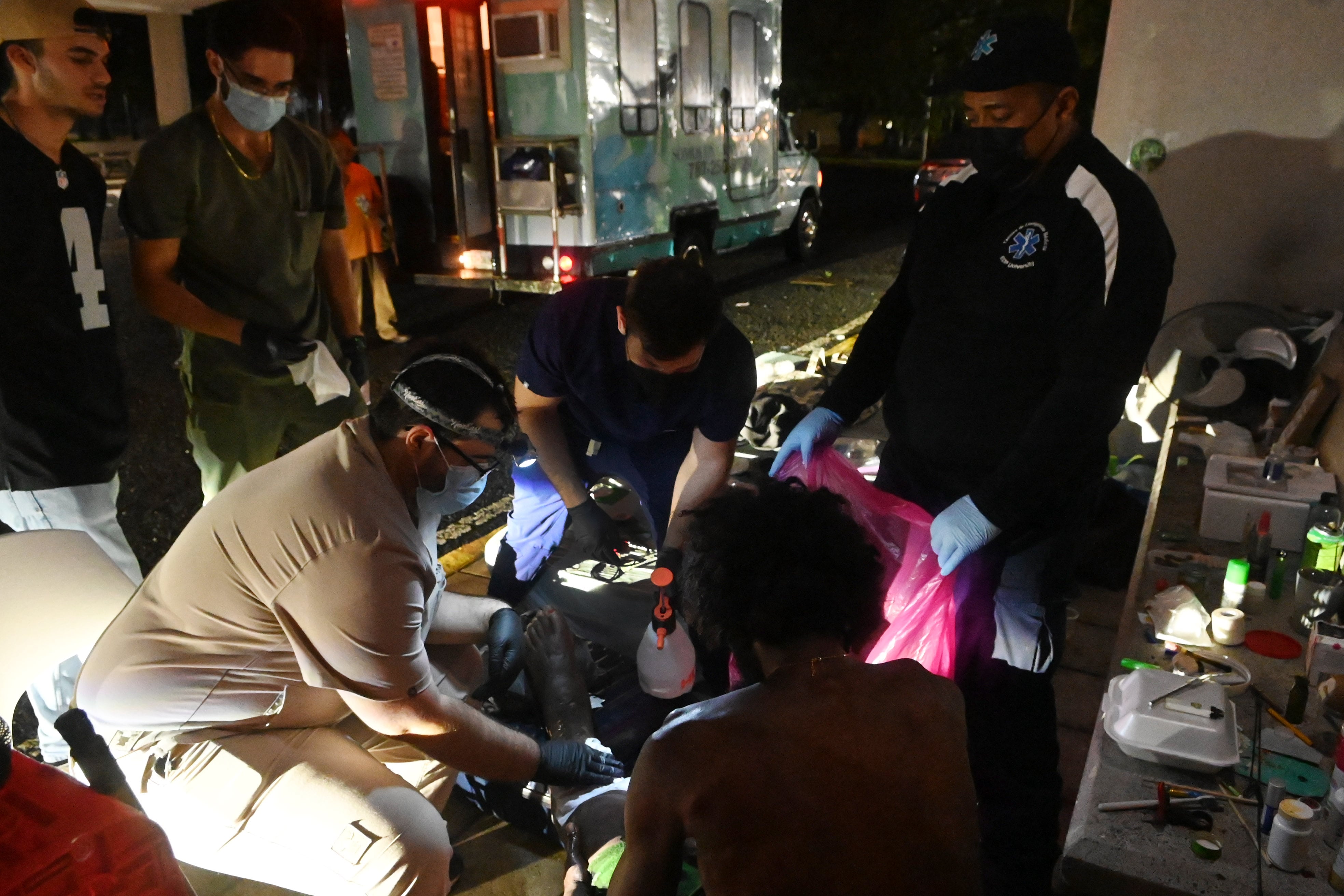 Ronda de servicios de Iniciativa Comunitaria a la población sin techo, en Rio Piedras. Metro PR 6 de septiembre de 2024