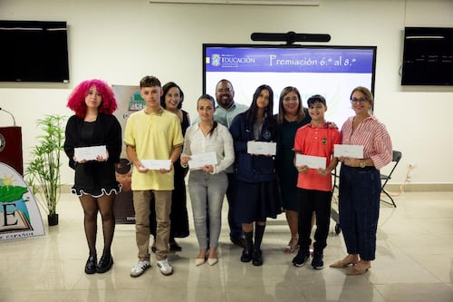 Departamento de Educación entrega becas a estudiantes destacados en concurso literario