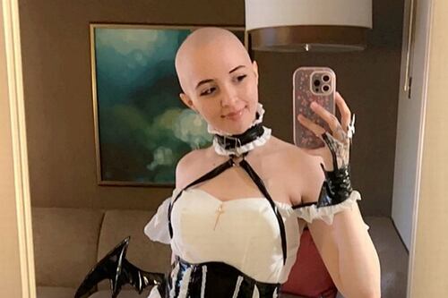 Joven emprende en OnlyFans para su tratamiento contra el cáncer