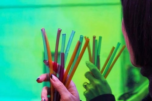 Se graba lamiendo un sorbeto de una máquina y ahora enfrenta cárcel en Singapur