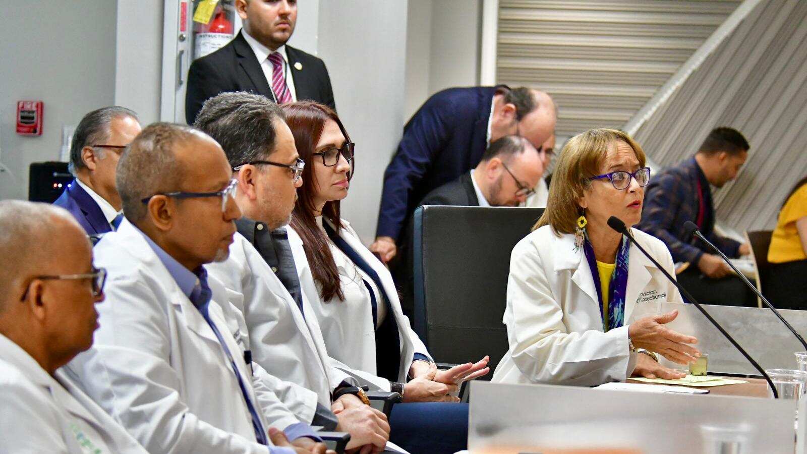 La doctora Deborah Arús Rosado junto al panel médico de Physician Correctional comparecen ante el Senado