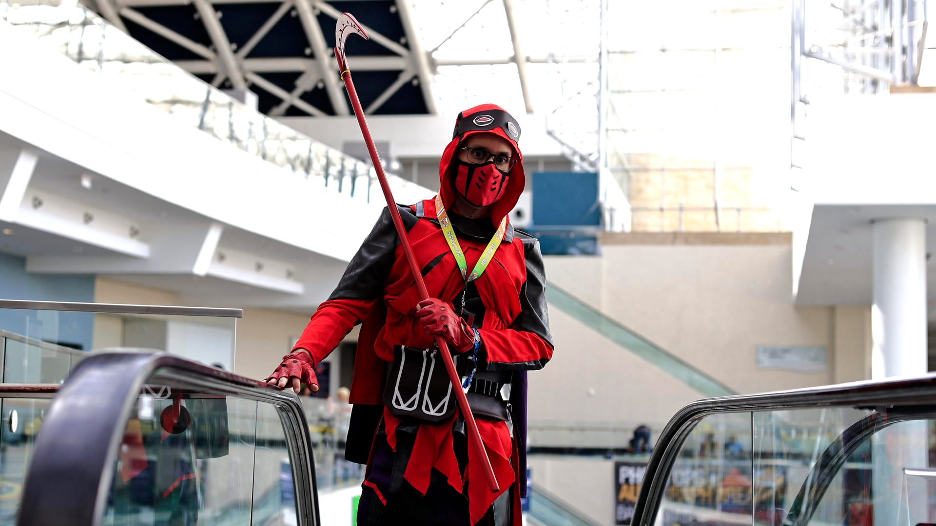 Un persona disfrazada de ninja asiste al Centro de Convenciones de Puerto Rico, en San Juan (Puerto Rico). EFE/ Thais Llorca