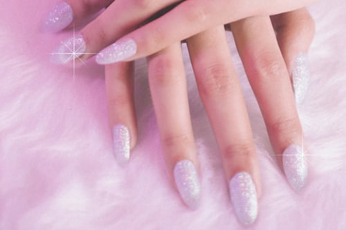 Uñas ‘cotton candy’ la técnica en tendencia que arrasa en los salones: así se lleva