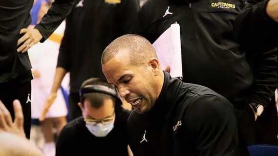 Presentó su renuncia a través de un mensaje en las redes sociales.