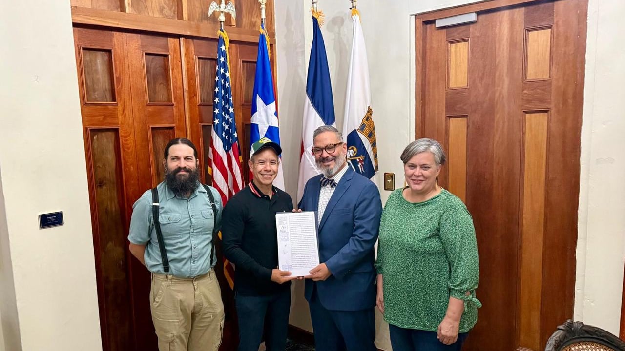 Ricardo Magriñá; rector interino del CEAPRC, alcalde de San Juan; Miguel Romero, Reynaldo R. Alegría y Sonya Canetti, presidente y miembro de la Junta de Síndicos.
