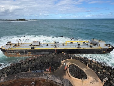 La embarcación permanece encallada en la zona del rompeolas frente al Castillo San Felipe del Morro en el Viejo San Juan.