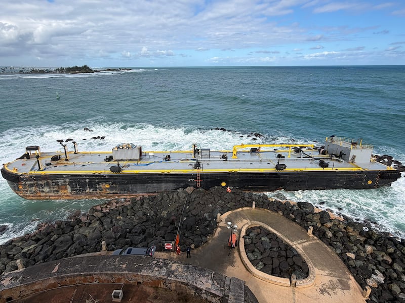 La embarcación permanece encallada en la zona del rompeolas frente al Castillo San Felipe del Morro en el Viejo San Juan.