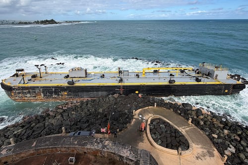 Guardia Costera retira 1,000 galones de combustible residual de barcaza encallada frente a El Morro