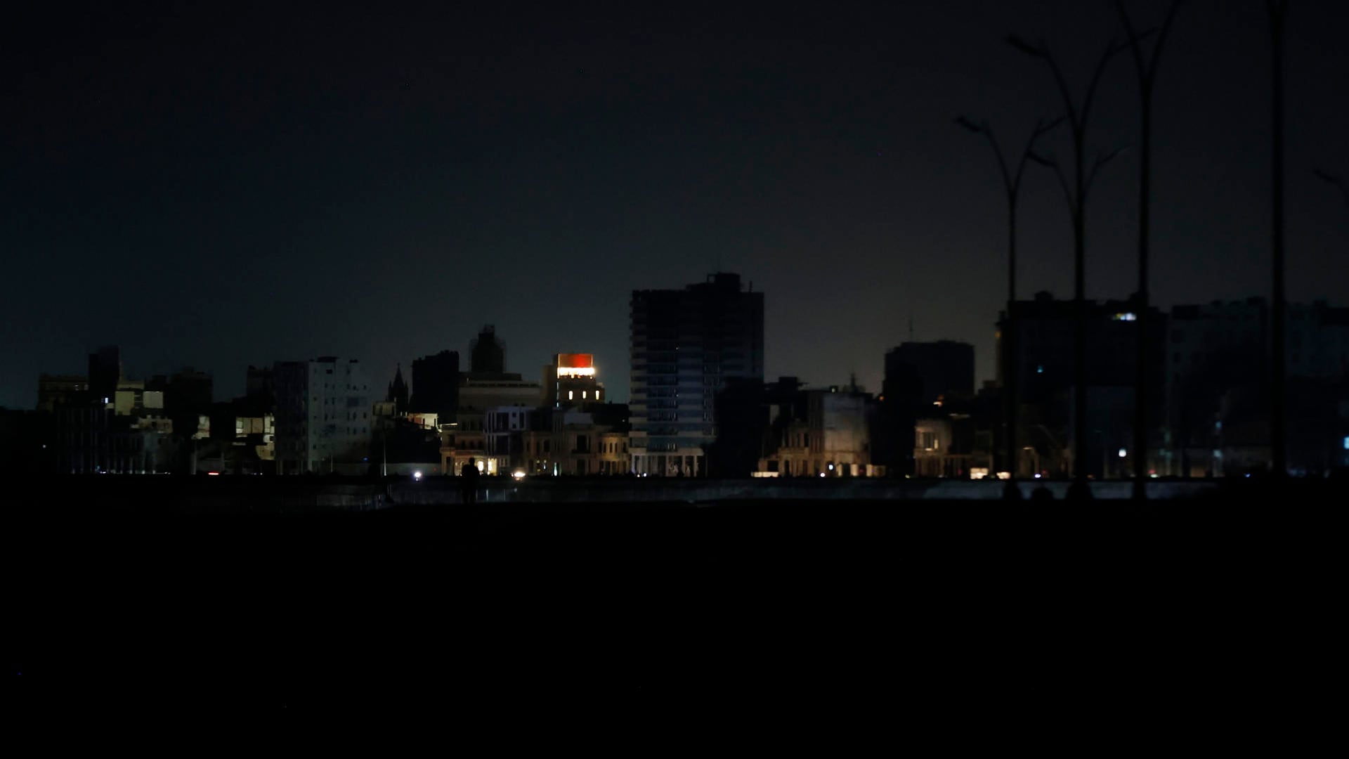 Cuba permanece sin electricidad casi en su totalidad tras su sexto apagón en año y medio