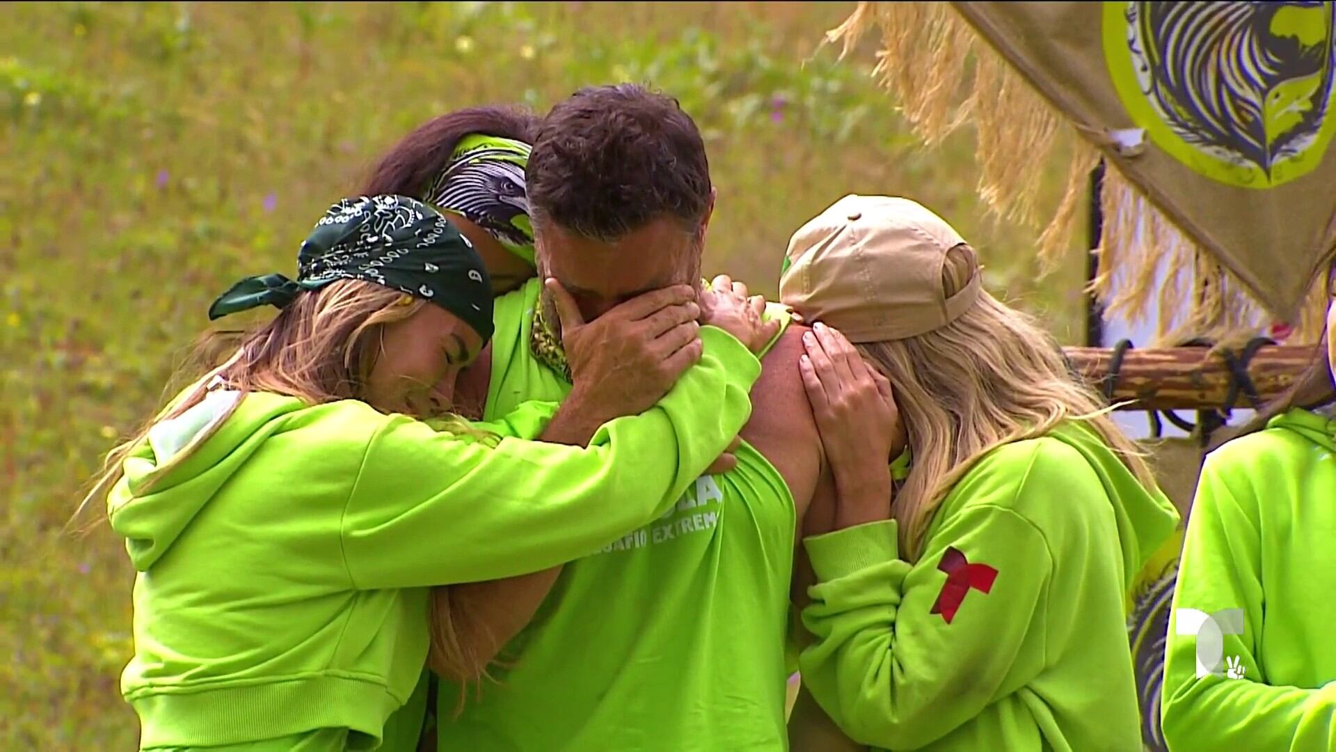 Julián Gil llora tras retirarse de “La Isla: Desafío Extremo”.