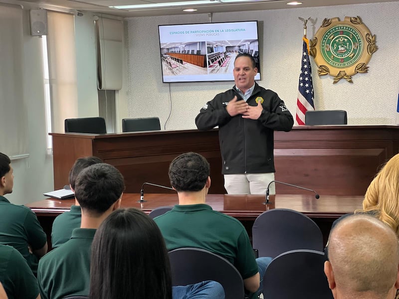 Confinados visitan El Capitolio para conocer de cerca los procesos legislativos.