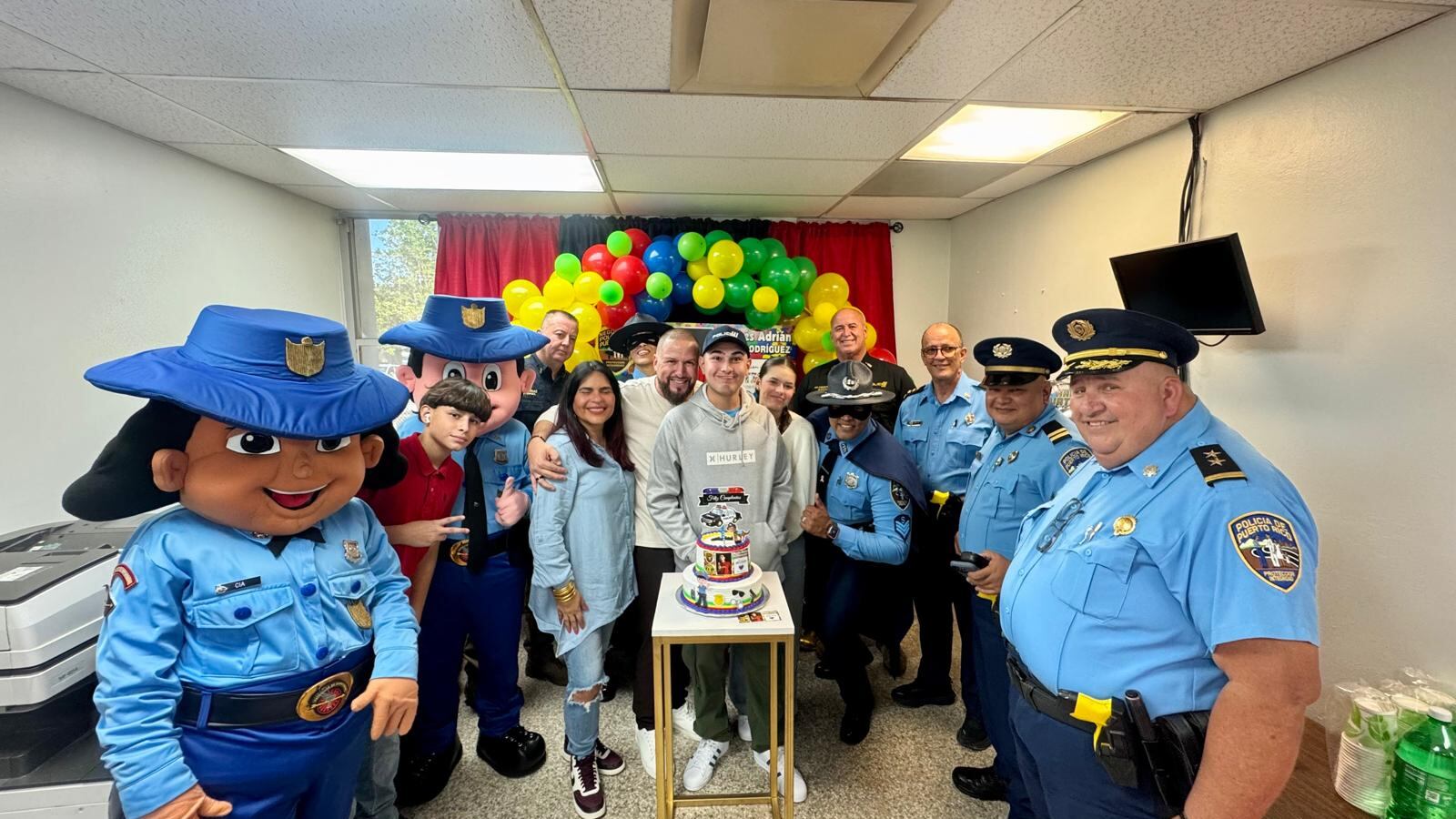 Policía cumple sueño de joven en su cumpleaños y se lo celebran en la comandancia de arecibo