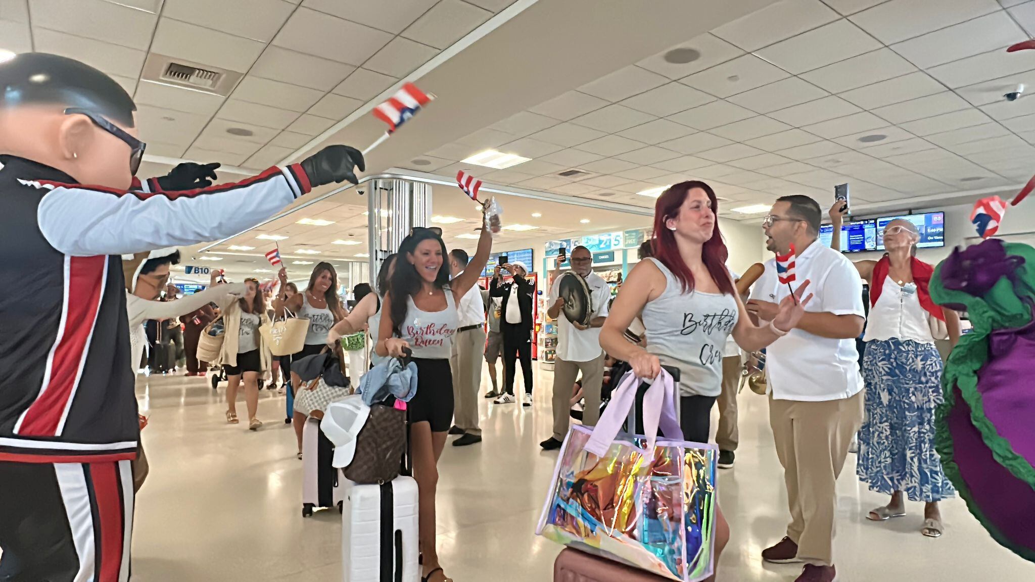 Aerostar recibe a pasajeros por inicio de la residencia de Bad Bunny