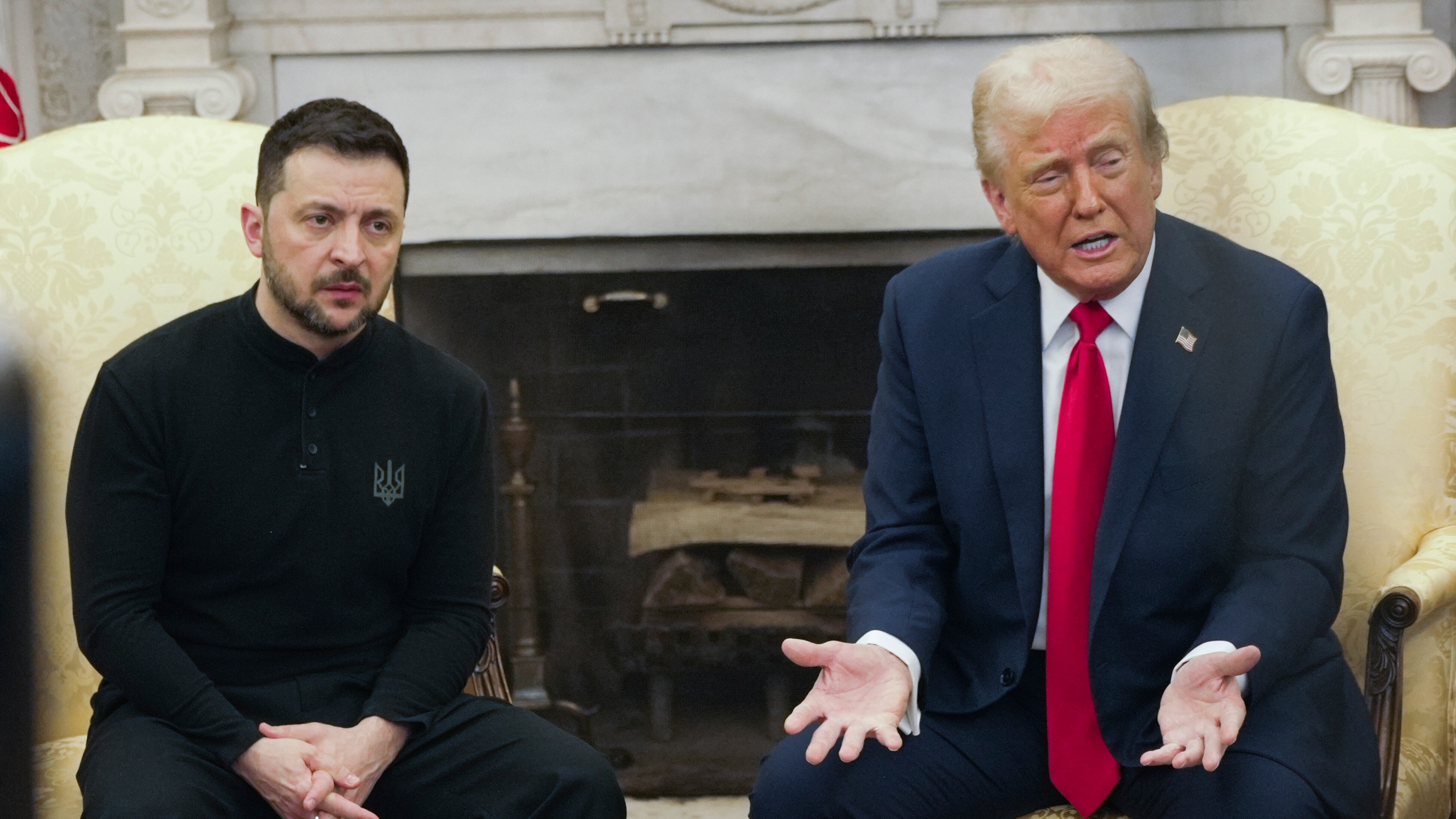 El presidente Donald Trump, derecha, se reúne con el mandatario ucraniano Volodymyr Zelenskyy en el Despacho Oval de la Casa Blanca, el viernes 28 de febrero de 2025, en Washington. (AP Foto/Mystyslav Chernov)