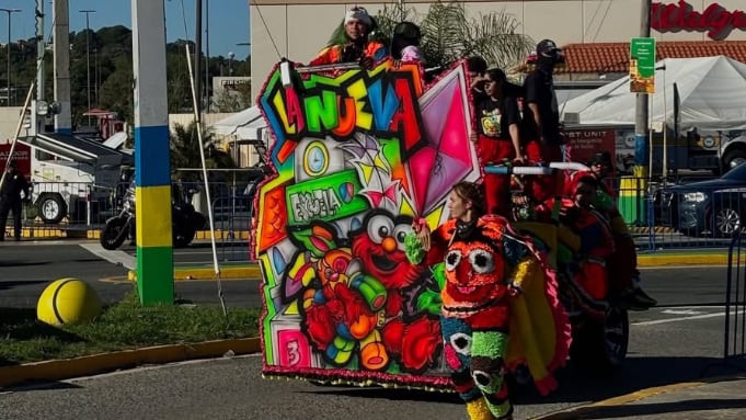 Una de las carrozas coloridas del Festival de Máscaras en Hatillo.