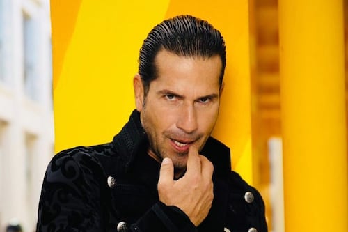 Gregorio Pernía no se pudo resistir a bailar al ritmo de Bad Bunny