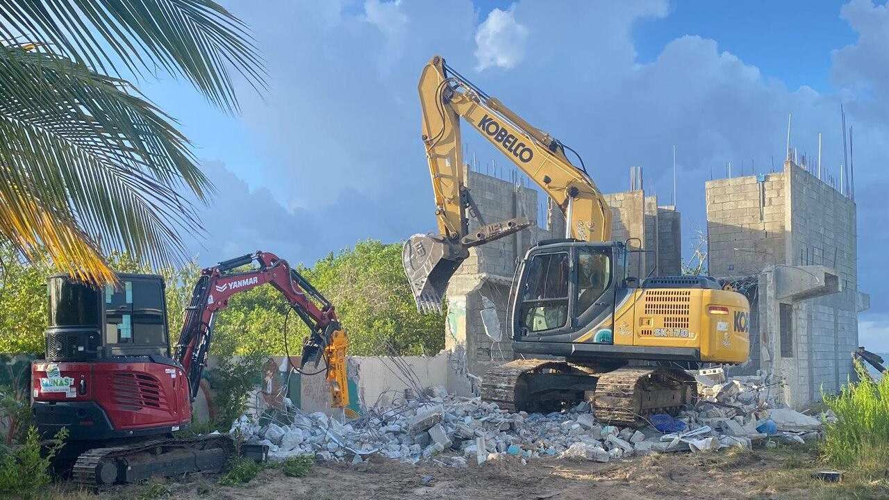 Demolida la primera estructura de Bahía Jobos.