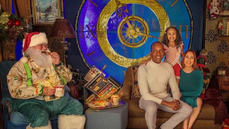 Comparten sesión de fotos junto a su hija con motivo navideño