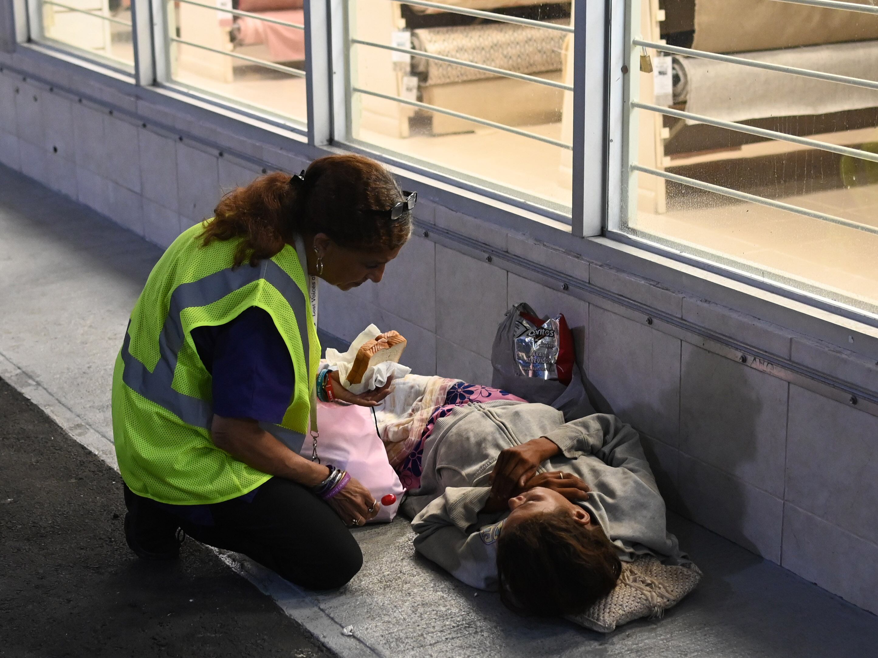 Ronda de servicios de Iniciativa Comunitaria a la población sin techo, en Rio Piedras. Metro PR 6 de septiembre de 2024