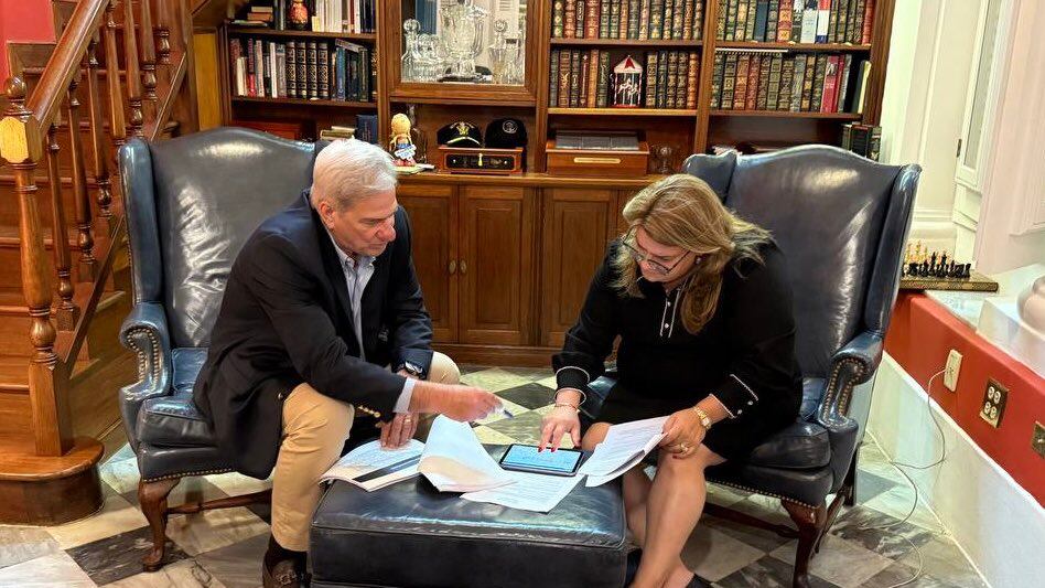 Gobernadora se reúne con Carlos Pesquera