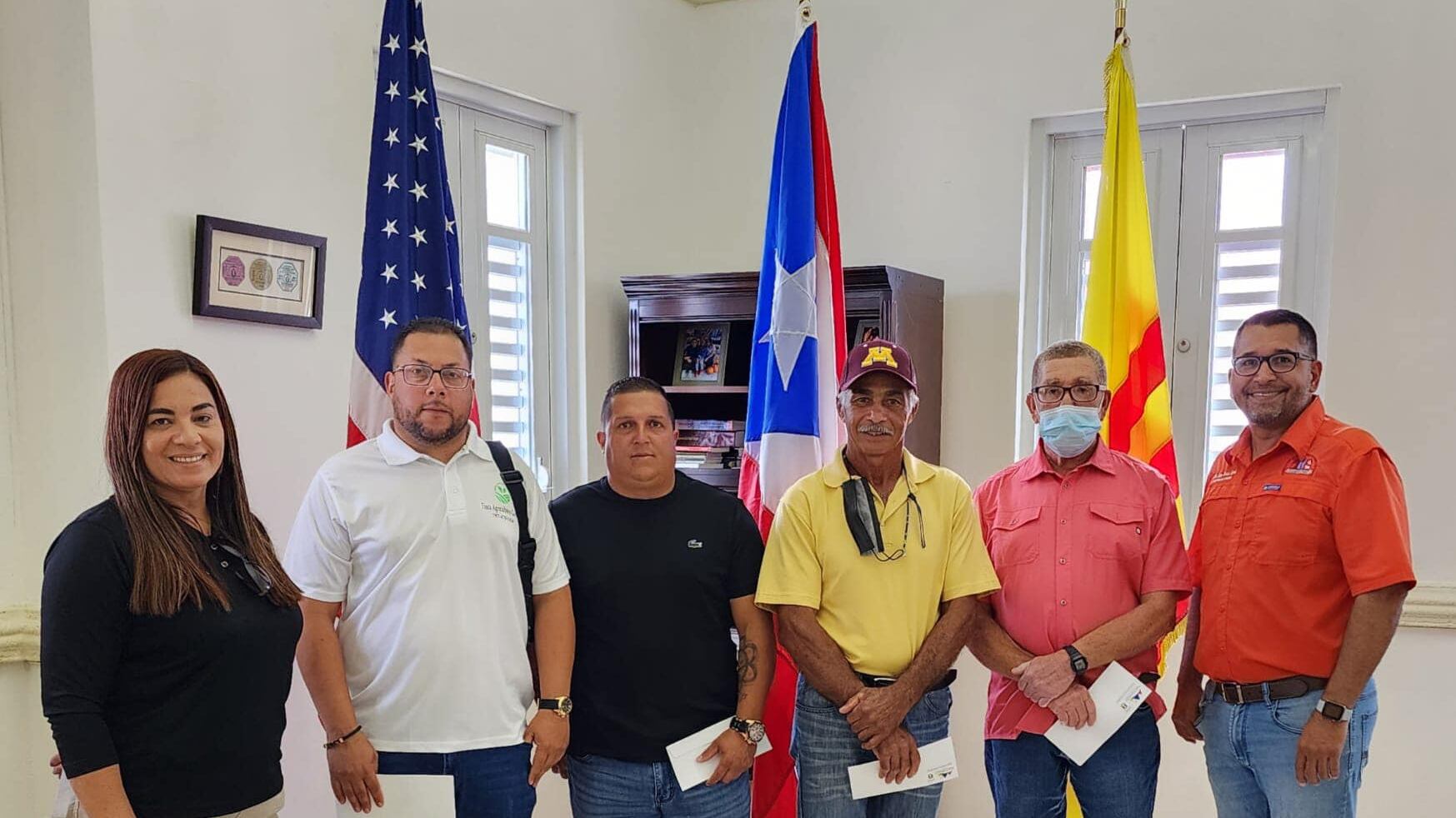 Alcalde de San Lorenzo entrega primeros incentivos agricultores