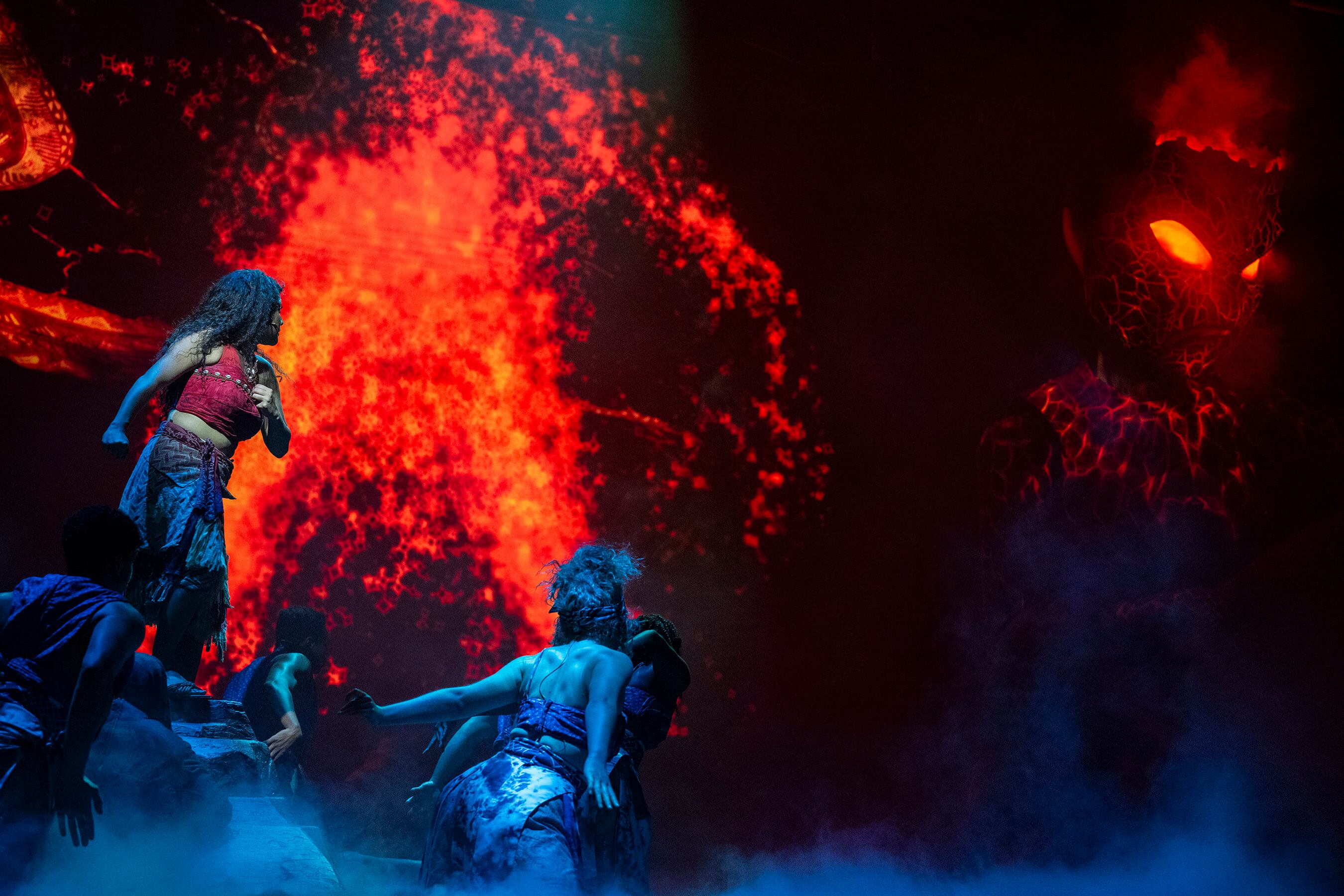 “Disney The Tale of Moana” da vida por primera vez a la historia de aventuras de Moana en el Walt Disney Theatre a bordo del nuevo barco de Disney Cruise Line, el Disney Treasure. Con una escenografía y una música llena de elementos de la cultura de las Islas del Pacífico que inspiran el clásico cuento de iniciación, esta innovadora producción sumergirá al público en una aventura transformadora por tierra y mar. Los visitantes vivirán la historia de Moana como nunca antes, con nuevas canciones, marionetas a gran escala y efectos especiales innovadores.