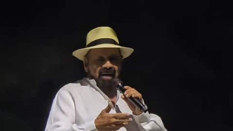 El cantautor finalmente cantó Lo que le pasó a Hawaii.