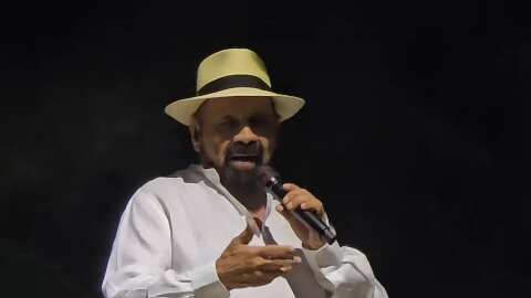 El cantautor finalmente cantó Lo que le pasó a Hawaii.