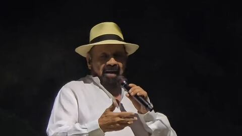 El cantautor finalmente cantó Lo que le pasó a Hawaii.