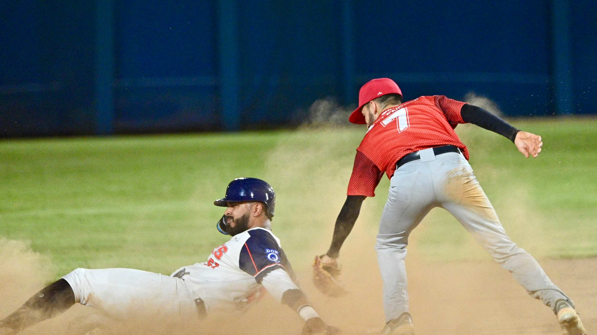 Gaby Ayala es retirado en la intermedia  (foto por Héctor Titito Rosa) (1)